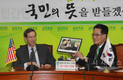김정일 사진 전달하는 박지원 비대위원장