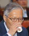 물 마시는 신각수 외무장관 대리