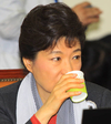 물을 마시는 박근혜 전 대표