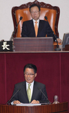 대표연설하는 박지원 민주당 원내대표 