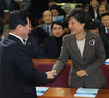 인사하는 박근혜 전대표와 안상수 대표