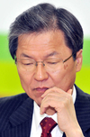 깊은 생각에 잠겨있는 천정배 최고위원