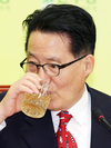  물을 마시는 박지원 원내대표