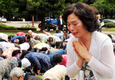 눈물 흘리는 부산저축은행 피해자