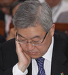 생각에 잠겨 있는 김성환 장관