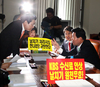 국회 문방위 소회의실 점거한 민주당 의원