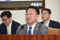 유일호 “中 사드보복, 국제규범 위반여부 검토 중… 원칙적 대응”