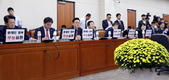 노트북 피켓과 국화꽃 놓인 정무위 국감 '파행'