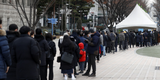 확진자 급증에 선별검사소 더 늘린다...야간 운영도 검토