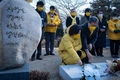 노회찬 묘역 찾은 심상정 