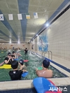 청도군 겨울방학 수영특강 실시로 초등학생 건강증진에 기여