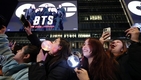 BTS 공연, 응원의 보랏빛 열기로 덮힌 광화문...넷플릭스 켠 아미들도 '떼창'
